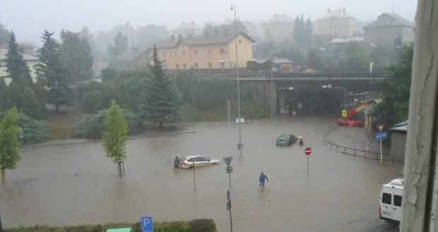 Na Česko udeřily bouřky! Pršet bude až do středy