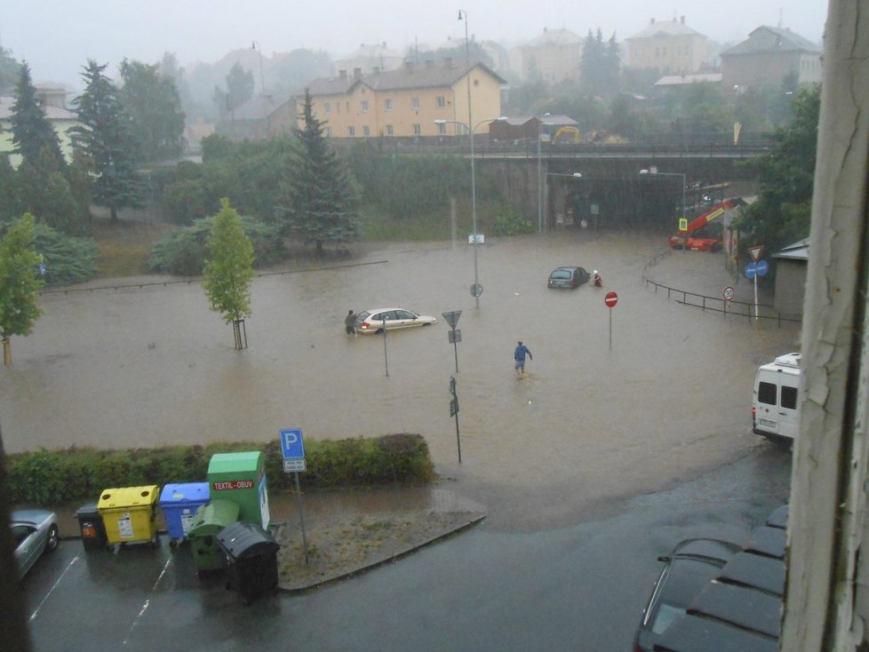 V Rakovníku vznikla pod viaduktem hotová potopa