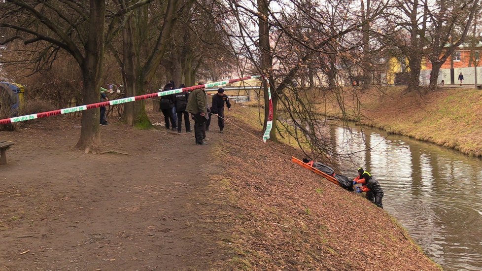 V potoku v Rakovníku plavalo tělo muže.