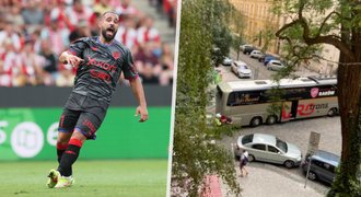 Autobus soupeře Slavie Rakówa: Ničil auta v centru Prahy!