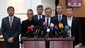Šest opozičních stran sbírá podpisy pro svolání mimořádné schůze Sněmovny, na které chtějí svrhnout vládu Andreje Babiše (13. 11. 2018)
