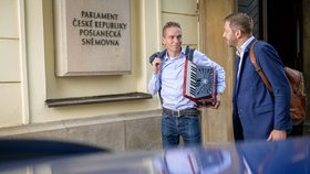Kandidát na premiéra Ivan Bartoš si vzal svou harmoniku do Sněmovny. Před volbami je vidět nejčastěji s předsedou koaličního hnutí Starostové a nezávislí Vítem Rakušanem. (2021)