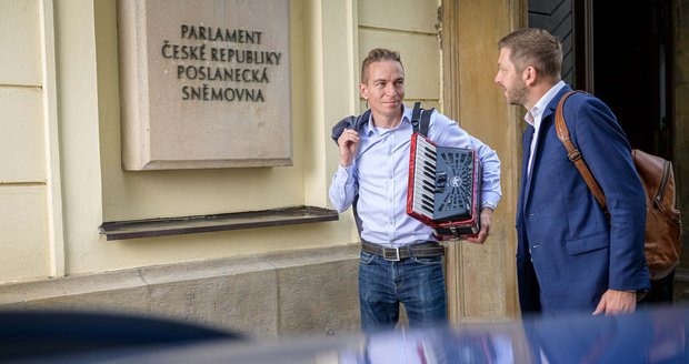 Pirátská bárka v bouři: Veřejně na sebe nadávají, preference letí dolů