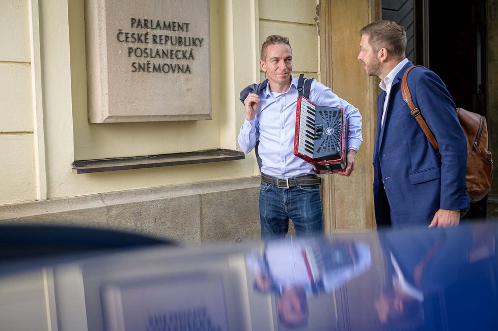 Kandidát na premiéra Ivan Bartoš si vzal svou harmoniku do Sněmovny. Před volbami je vidět nejčastěji s předsedou koaličního hnutí Starostové a nezávislí Vítem Rakušanem. (2021)