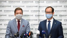 Hnutí STAN podporuje prodloužení nouzového stavu do 10. května. Na tiskové konferenci to oznámili předseda hnutí Vít Rakušan a šéf poslanců Jan Farský (28. 4. 2020)