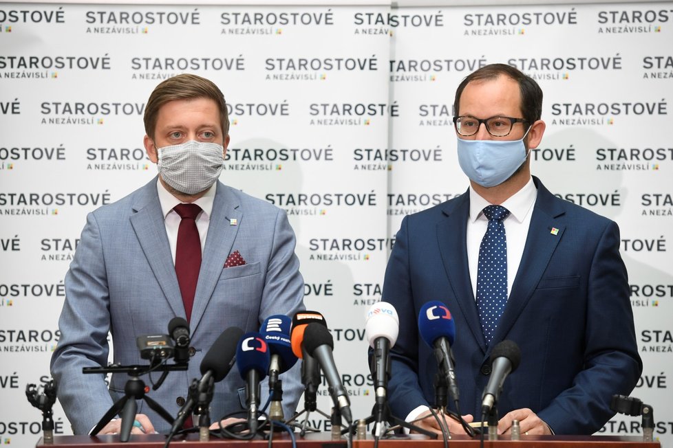Hnutí STAN podporuje prodloužení nouzového stavu do 10. května. Na tiskové konferenci to oznámili předseda hnutí Vít Rakušan a šéf poslanců Jan Farský. (28. 4. 2020)