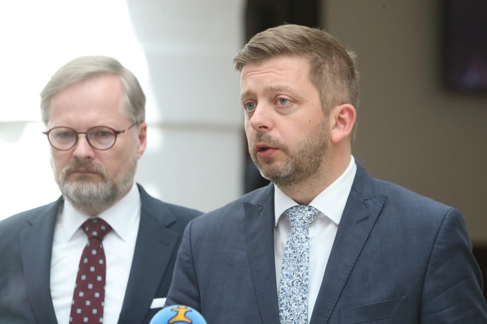 Tisková konference po jednání vlády ve Sněmovně: Premiér Petr Fiala (ODS) a ministr vnitra Vít Rakušan (STAN) (4. 5. 2022)
