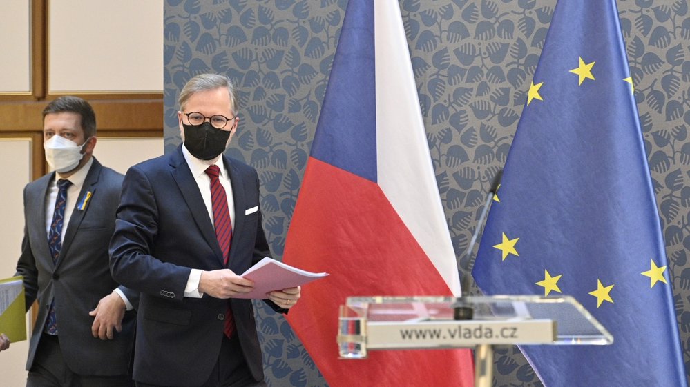 Zleva ministr vnitra Vít Rakušan a premiér Petr Fiala na tiskové konferenci po schůzi vlády v Praze (23. 2. 2022)