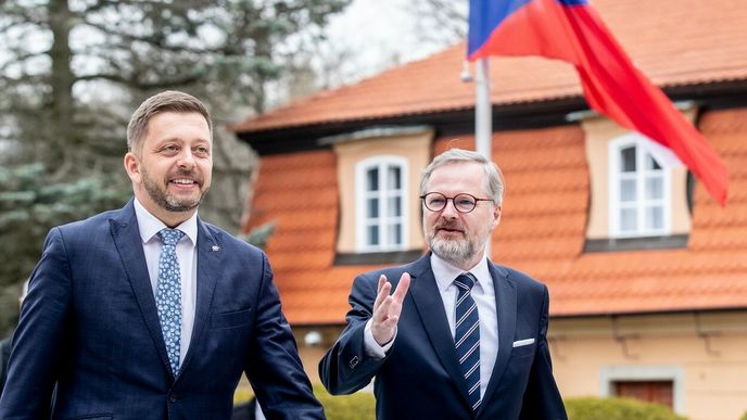 Ministr vnitra Vít Rakušan (STAN) s předsedou vlády Petrem Fialou (ODS).