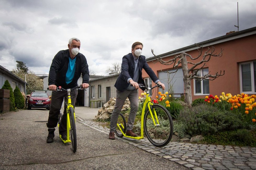 Během kampaně jezdí Vít Rakušan na kole i koloběžce