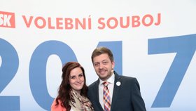 Současný předseda STAN Vít Rakušan s manželkou Marií na předvolební debatou v roce 2017