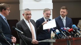 Tisková konference po jednání vlády ve Sněmovně: Ministr dopravy Martin Kupka (ODS), ministr průmyslu a obchodu Jozef Síkela (za STAN), premiér Petr Fiala (ODS) a ministr vnitra Vít Rakušan (STAN) (4.5.2022)