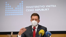 Ministr vnitra Vít Rakušan vystoupil na tiskové konferenci po jednání Ústředního krizového štábu (20. 12. 2021)