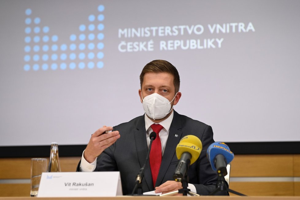 Ministr vnitra Vít Rakušan vystoupil na tiskové konferenci po jednání Ústředního krizového štábu (20. 12. 2021)