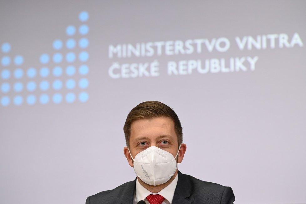 Ministr vnitra Vít Rakušan vystoupil na tiskové konferenci po jednání Ústředního krizového štábu (20. 12. 2021)