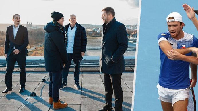 Ministr Rakušan (vpravo) s Macháčem a jeho koučem Vackem na střeše budovy svého úřadu.