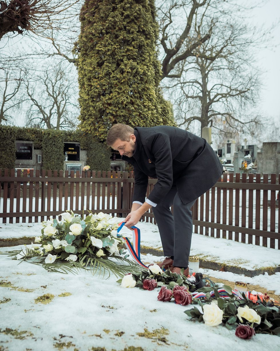 Předseda STAN Vít Rakušan na zámku v Lánech položil věnec k hrobu první československého prezidenta. Učinil tak před setkáním s prezidentem Milošem Zemanem kvůli své kandidatuře na ministra vnitra (8.12.2021).