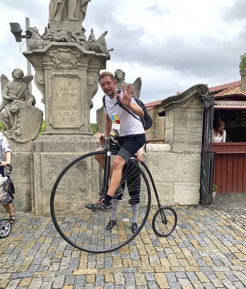 Vít Rakušan si v Českém Krumlově vyzkoušel, jak se jezdilo na starém kole. Mimo to vyjel také na kamarádovu svatbu a během návštěvy krajů se účastnil mnohých slavností