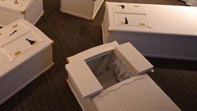 Japonská společnost nabízí meditace v rakvích