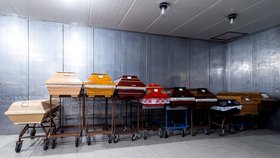 Rakve se zesnulými připravené v chladicím zařízení ke kremaci v krematoriu Vysočanské zahrady v Hrušovanech na Chomutovsku (listopad 2021)