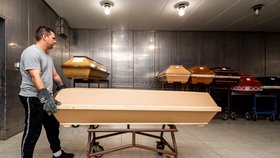 Obsluha kremační pece Stanislav Jeníček připravuje rakve se zesnulými ke kremaci v krematoriu Vysočanské zahrady v Hrušovanech na Chomutovsku (listopad 2021)