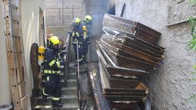 V sobotu po poledni museli pražští hasiči zasahovat u požáru skladu s rakvemi v pražských Vršovicích.