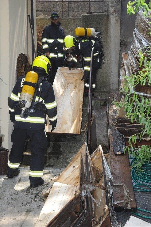 V sobotu po poledni museli pražští hasiči zasahovat u požáru skladu s rakvemi v pražských Vršovicích.