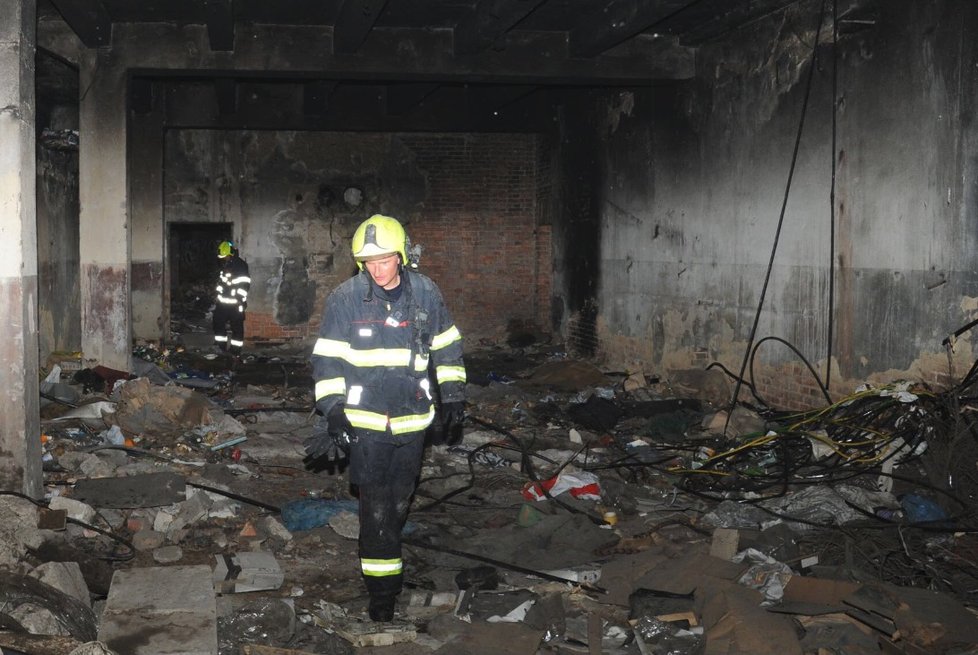 V sobotu po poledni museli pražští hasiči zasahovat u požáru skladu s rakvemi v pražských Vršovicích.