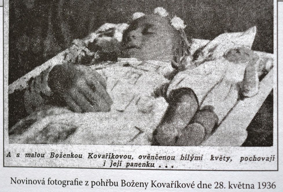 Novinová fotografie z pohřbu Boženy Kovaříkové. S holčičkou rodiče pochovali i její panenku.