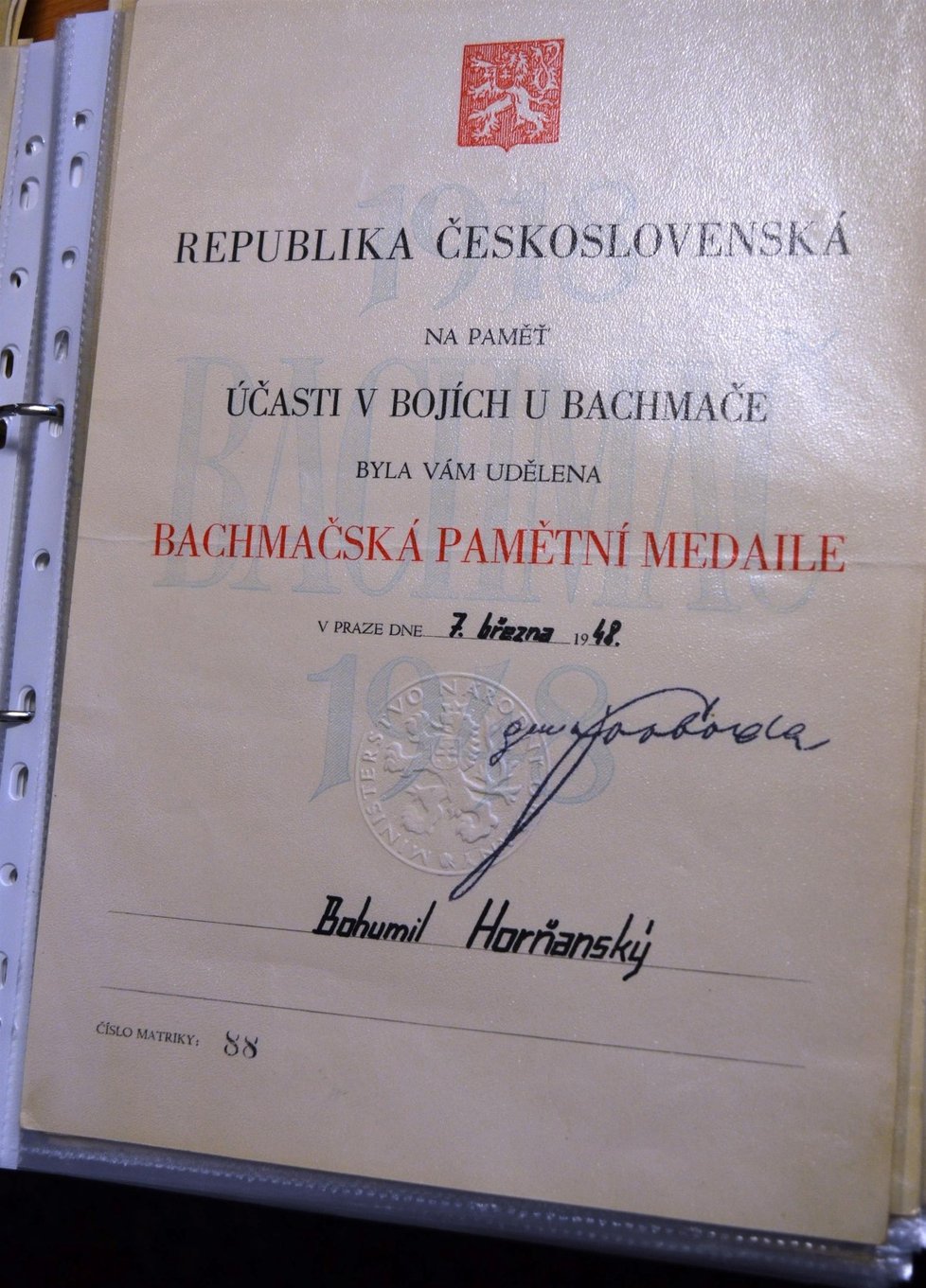 Pamětní listina na památku bojů československých legionářů u Bachmače v březnu 1918. Učiteli a legionáři Horňanskému ji podepsal generál Ludvík Svoboda.