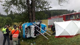 Spolujezdce museli z automobilu vystříhat hasiči