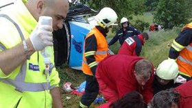 Záchranáři ošetřují vážně zraněného spolujezdce