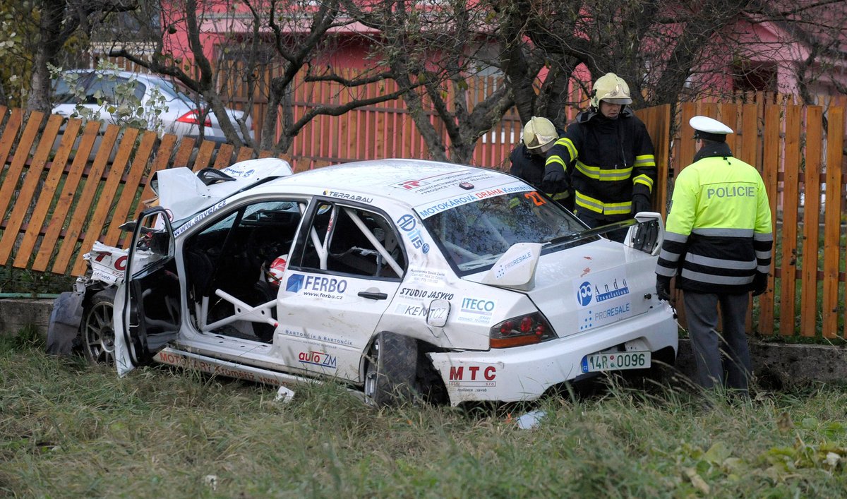 Závodní auto zarazil až plot jednoho z lopenických domů.