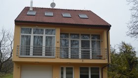 V tomto domě v Brně-Chrlicích by měl bydlet Josef Bartončík s manželkou. V pondělí ale nikdo neotvíral.