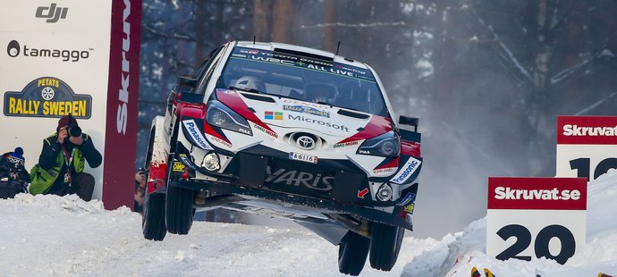 Let Toyoty Yaris WRC po jednom z mnoha skoků.