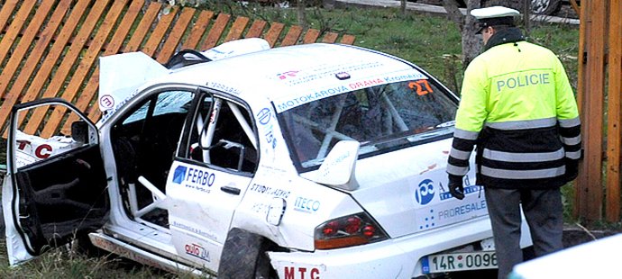 Závodní vůz při RallyShow Uherský Brod u obce Lopeník na Slovácku zabil čtyři mladé dívky.