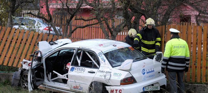 Závodní vůz při RallyShow Uherský Brod u obce Lopeník na Slovácku zabil čtyři mladé dívky.