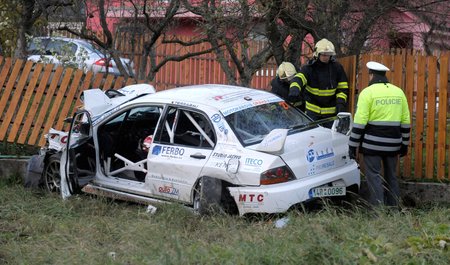 Závodní vůz při RallyShow Uherský Brod u obce Lopeník na Slovácku zabil čtyři mladé dívky.