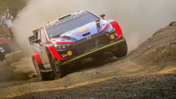 Rallye Akropolis po 2. etapě: vede Neuville, Loeb vzdal, Rovanperä boural 