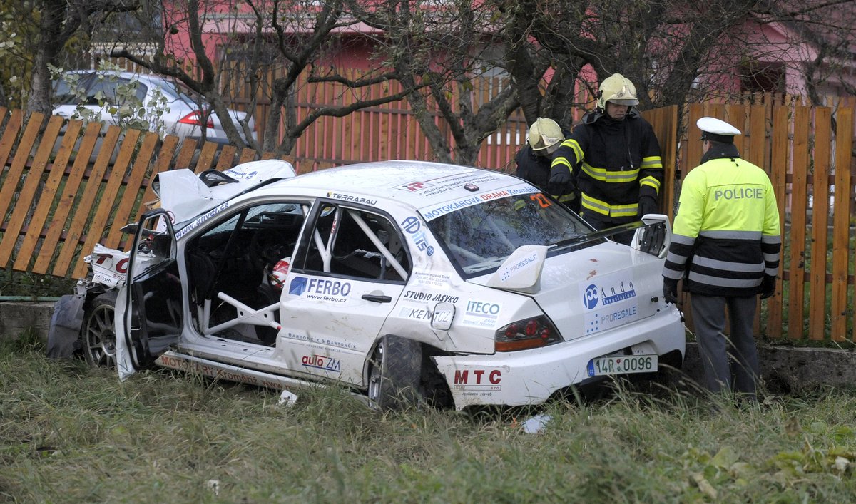 Havarované auto v Lopeníku.