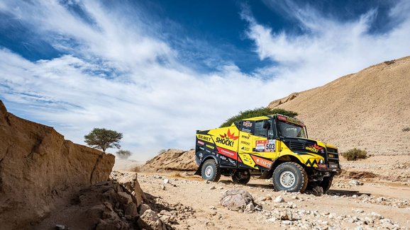 Rallye Dakar, 9. etapa: Macík se honil s kamazy a zlobil se na Casaleho