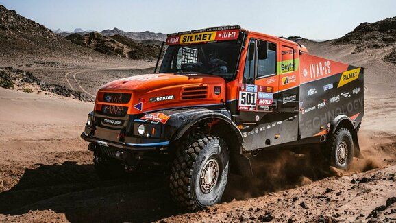 Rallye Dakar 2023 – 7. etapa: Prokopovi praskl výfuk, Macík kurtoval kabinu