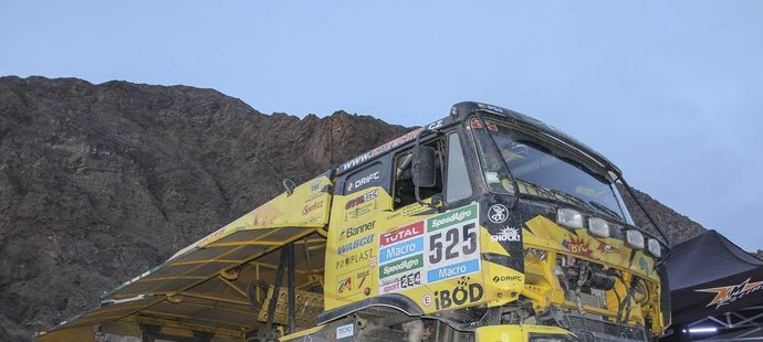 Druhá etapa Rallye Dakar přinesla v kategorii kamionů těsnou bitvu s mimořádným nasazením posádek.