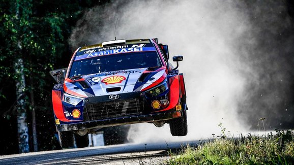 Finská rallye po 2. dnu: Prvního Tanaka pronásledují tři toyoty