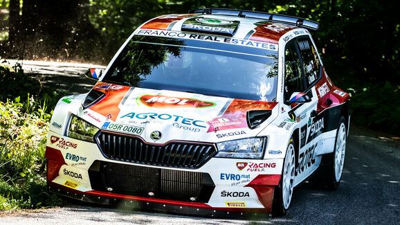 Rallye Hustopeče po 1. dnu: V bitvě o sekundy zatím rychlejší Kopecký