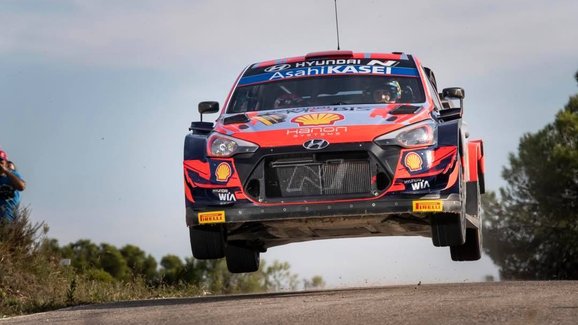 Katalánská rallye v cíli: Neuville vyhrál, Evans snížil náskok Ogiera