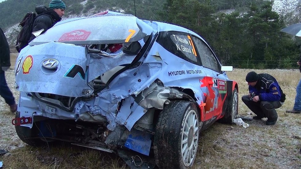 Thierry Neuville ujel s Hyundaiem i20 WRC při jeho soutěžní premiéře pouhých sedm kilometrů. A takhle to dopadlo.