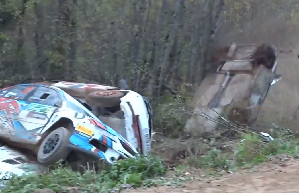 Na Rallye Pskov se muchlaly plechy. V zatáčce smrti skončilo hned šest posádek a bylo jen štěstím, že se nikomu nic nestalo.