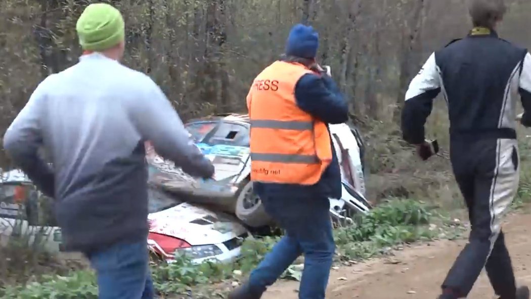 Na Rallye Pskov se muchlaly plechy. V zatáčce smrti skončilo hned šest posádek a bylo jen štěstím, že se nikomu nic nestalo.