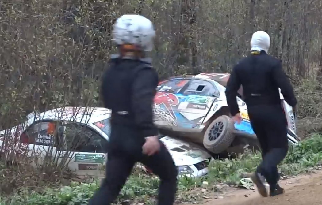 Na Rallye Pskov se muchlaly plechy. V zatáčce smrti skončilo hned šest posádek a bylo jen štěstím, že se nikomu nic nestalo.